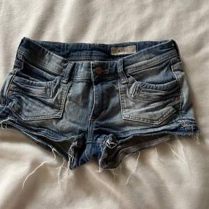 Ett par lågmidjade Jeans shorts 