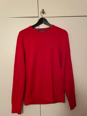 Tommy Hilfiger tröja - Stickad röd tröja, jättebra skick. Säljes pga för liten. 