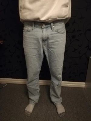 Relaxed denim jeans - Säljer nu mina fina denim jeans då jag tycker dem sitter för tajt på mig. Dem har inget slitage och dem är inte urtvättade, sitter som när dem var nya. Jag är 187 cm så passar dem från 182 cmtill 190 cm. Köparen står för frakten 