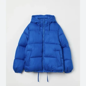 Puffer jacket - Säljer min blåa puffer jacka från H&M som är slutsåld på hemsidan. 