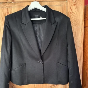 Satinkavaj med nitdetaljer - Riktigt snygg kavaj, oanvänd