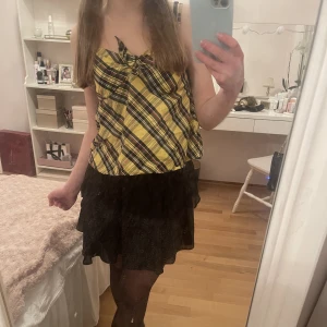 Gulrutig topp - En så gullig topp. Säljer då den tyvärr inte kommer till användning längre💞 Kan ta fler bilder om det behövs. Köparen står för frakten💘