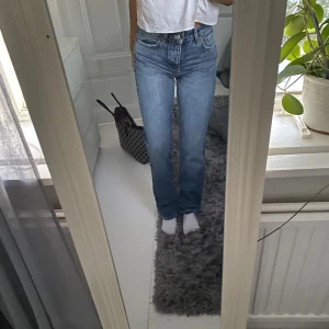 Zara jeans  - Superfina slutsålda jeans från zara, endast använda 1 gång så så gott som nya!🤍  250 + frakt 👍🏼📦
