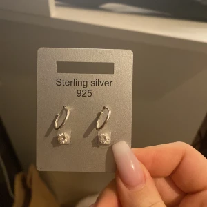 Silverörhängen - Säljer dom här jätte fina silverörhängena. Används fåtala gånger. Inte alls många gånger, det skulle då va diamantörhängena, men dom är i jätte bra skick. Äkta silver från guldfynd, köparen betalar frakt 