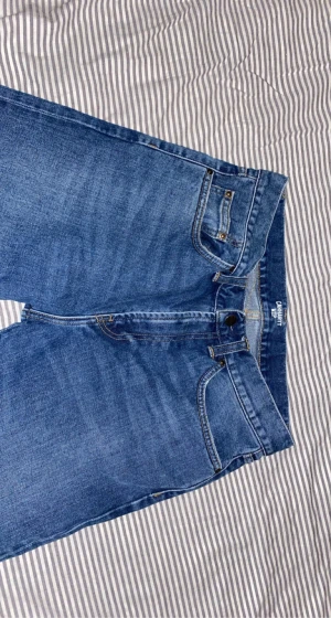 Carhartt jeans - Byxorna är i väldigt fint skick, klippa till ungefär 31 av en tidigare ägare. Köparen står för frakt
