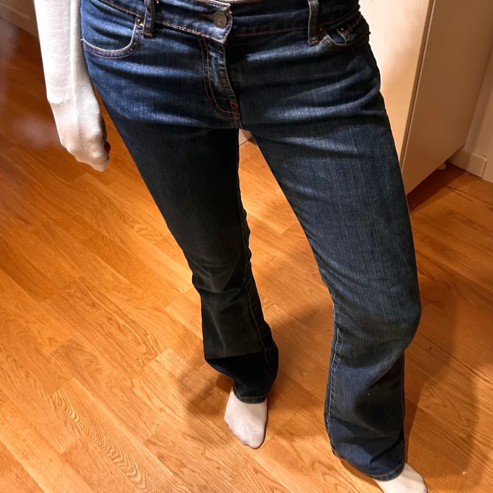 Skitsnygga lågmidjade jeans från märket Zoul som tyvärr aldrig kommer till användning 💙 jag är 173. Kan mötas upp i Stockholm, annars står köparen för frakt!. Jeans & Byxor.