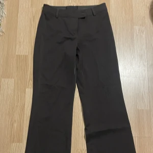 Kostymbyxor  - Inget märke tyvärr, sitter sjukt bra. 