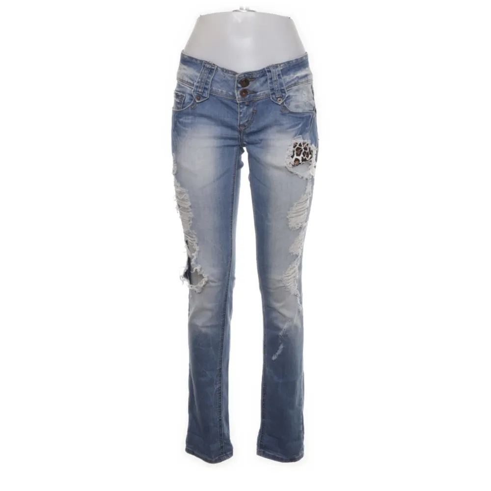 Ascoola lågmidjade jeans från Redial! Säljer pågrund av att dom tyvärr är för små💓Innerbenslängden är 81cm och midjemåttet är 78cm!. Jeans & Byxor.