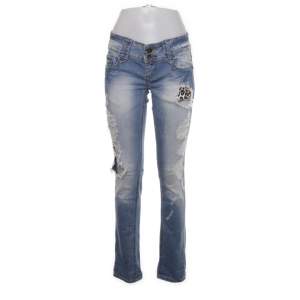 Ascoola lågmidjade jeans från Redial! Säljer pågrund av att dom tyvärr är för små💓Innerbenslängden är 81cm och midjemåttet är 78cm!