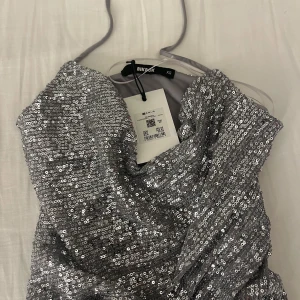 Oanvänd festklänning - Säljer denna oanvända fina festklänningen från bikbok som jag köpte för 399kr och säljer för 150kr! Storlek XS
