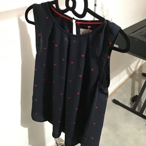 Topp med hjärtan på - TRYCK INTE PÅ KÖP NU UTAN KONTAKTA MIG OM DU VILL KÖPA ❤️ Frakt: 45kr  PERFEKT TILL ALLA HJÄRTANS DAG! 💘