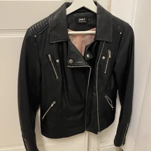 Skinnjacka - Svart skinnjacka från ONLY helt oanvänd!💞