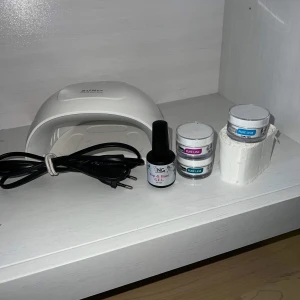 Nagelsett  - Ett nagelsett som nästan aldrig använts. Allt du behöver för att göra det perfekta gele naglarna. Skriv vid intresse!❤️