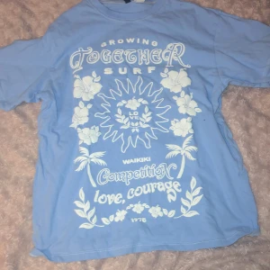 T-shirt  - Fin hm tröja från divided i stl xs. Har aldrig använts.