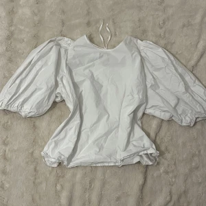 Blus - Fin blus från h&m, jätte gammal fast i jätte bra skick💕💕storlek L fats passar som en M/S