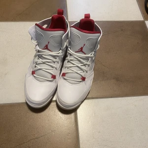 Jordans - Säljer pga att de inte passar. Använda max 3 ggr och är i väldigt bra skick.  Strl 43