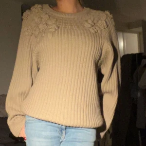 Stickad tröja  - Söt beige stickad tröja!!🥰🥰