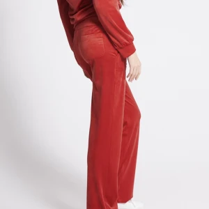 Velour kläder - Säljer det här jätte jätte fina velour setet från lager 157 köpt för 450 men säljer för 200! Helt nytt endast använt nån få gång 