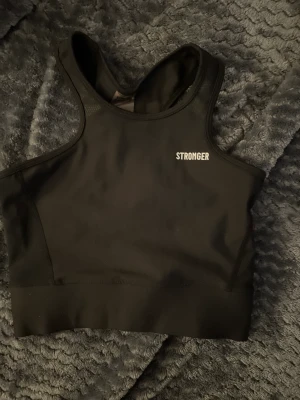 Stronger  - Säljer min jättefina sporttopp från stronger! Köpt för 300 säljer för 100! Aldrig använd i strl xs!
