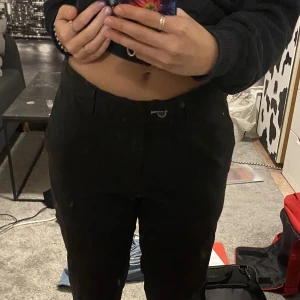 lågmidjade byxor - ett par jätte fina San Siro lågmidjade byxor. Tyvärr har de inte kommit till användning men de sitter jätte bra och är jätte fina! jätte bekvämt material! aldrig använda, köptes på second hand!