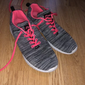 Idrottskor  - Säljer ett par idrottskor som ej används. Dom är hela o inte smutsiga alltså inte så använda. Dom är storlek 37. Dom är sköna och luftiga på.