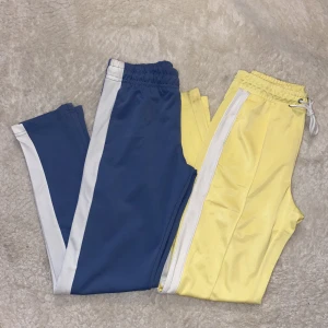 Byxor  - Två supernice syntetbyxor. Mycket bra skick. Gul från MONKI i XS, Blå från BIKBOK i XS. Båda för 249:-