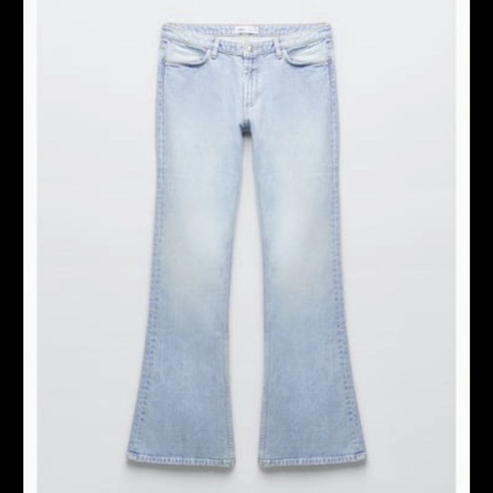 Säljer dessa helt nya ljusblåa lågmidjade jeans, med lappen kvar💗 As snygg passform och helt slutsålda . Jeans & Byxor.