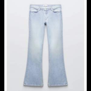 Säljer dessa helt nya ljusblåa lågmidjade jeans, med lappen kvar💗 As snygg passform och helt slutsålda 