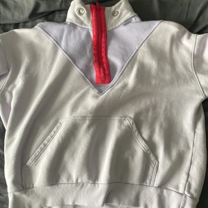 Ljus lila Sweatshirt  - En ljus lila sweatshirt från bok bok i storlek M 