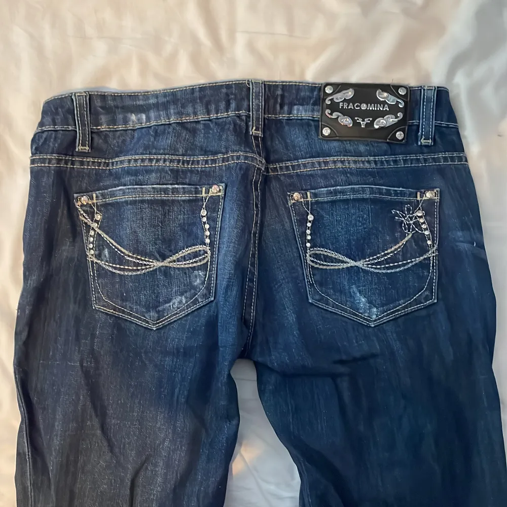 Säljer snygga lågmidjade jeans med stenar. Kommer aldrig till användning längre och de är lite för stora för mig. De har oxå inga skador❤️. Jeans & Byxor.