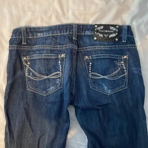 Lågmidjade jeans - Säljer snygga lågmidjade jeans med stenar. Kommer aldrig till användning längre och de är lite för stora för mig. De har oxå inga skador❤️