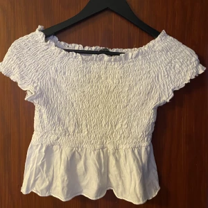 Vit topp - Säljer mina vita topp från Gina tricot 