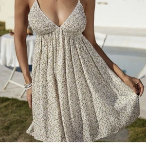 Klänningen  - Fin klänning från shein aldrig använd! Fint skick!