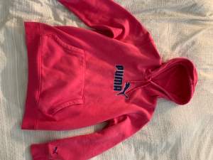 En vintage puma hoodie som köptes secondhand! Väldigt bra skick och aldrig använd. Säljer då jag måste rensa garderoben💕 Hör av dig vid frågor