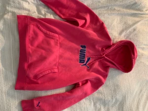 Puma hoodie  - En vintage puma hoodie som köptes secondhand! Väldigt bra skick och aldrig använd. Säljer då jag måste rensa garderoben💕 Hör av dig vid frågor