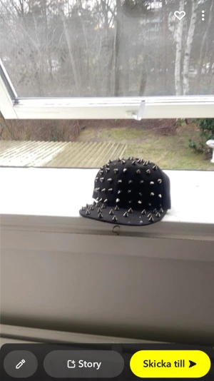 Svart keps med taggar  - Den är skön på sommaren, men 4 taggar har ramlat, och några är lösa. Det som e lösa är jätte enkla att limma fast igen( kepsen ägs av min 8 åriga lillebror)