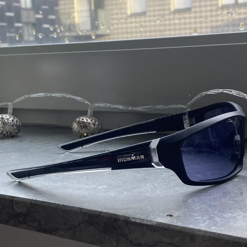 Snygga solbrillor som funkar till sport, fest eller vardagen! Glaset är lite mer på den blåa sidan.. Accessoarer.