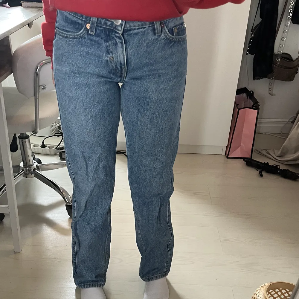 Säljer mina super snygga weekday jeans i storlek 23/30 model arrow💞lite slitage nere vid hälen men annars så gott som nya🌟. Jeans & Byxor.