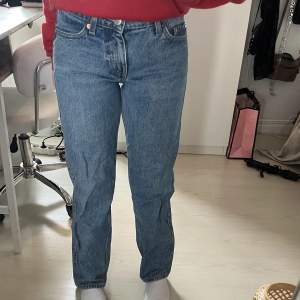 Säljer mina super snygga weekday jeans i storlek 23/30 model arrow💞lite slitage nere vid hälen men annars så gott som nya🌟