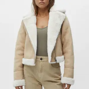 Säljer denna pull & bear jackan i nyskick. Den är i storlek L men lite liten i storleken så passar en M. Säljes för 250kr+frakt då ordinarie pris är 500/600kr🌸