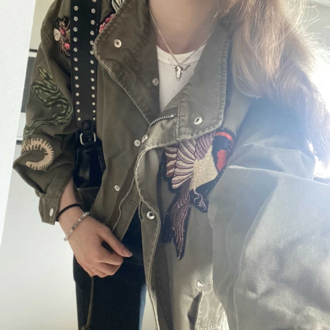 Grön vårjacka med broderingar