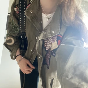 Grön vårjacka med broderingar - Säljer denna supersnygga jackan som har en massor av detaljer och broderingar på! Pris kan diskuteras, fråga efter fler bilder!