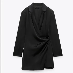 Zara klänning - Säljer nu denna jättefina klänningen från Zara. Endast använd en gång och helt slutsåld på hemsidan. Nypris 499 kr. 