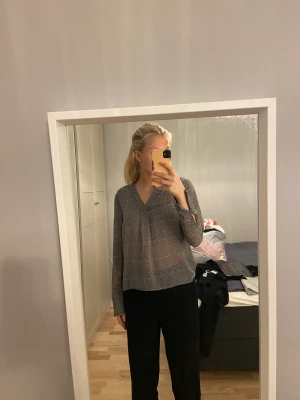 Ginatricot Skjorta/blus  - En fin skjorta från Ginatricot i storleken 34, knappt använd. 