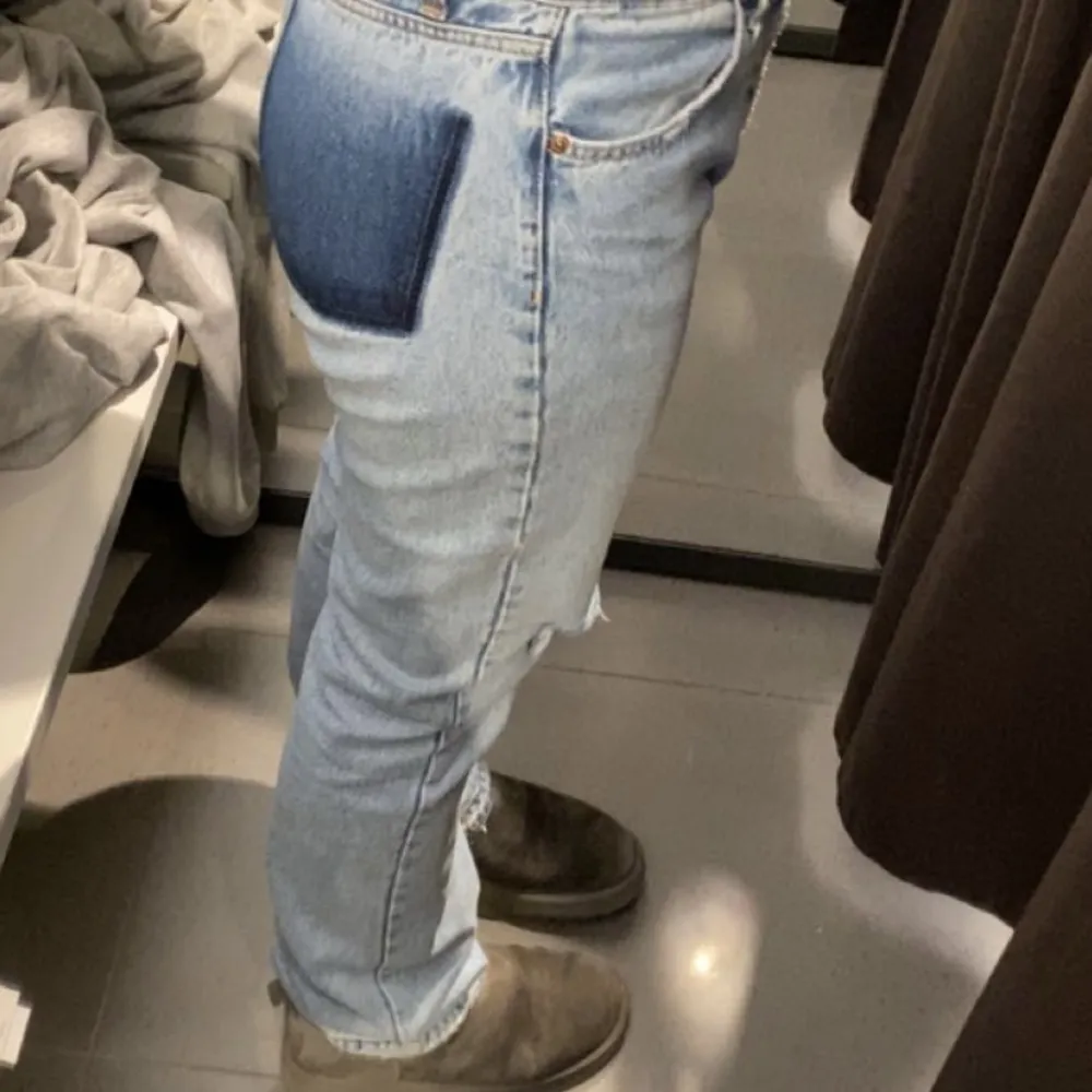 Jätte snygga jeans ifrån zara.  Köpte på Sellpy!!!💗💗. Jeans & Byxor.