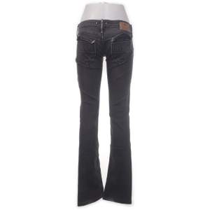 lågmidjade jeans med bakfickor som liknar true religion, så snygga!!⚡️⚡️❤️‍🔥midjemåttet är 80cm och innerbenslängden är 85cm 🙌