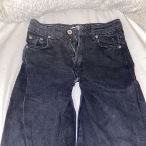 Pull bear jeans - Säljer detta jeansen. Har sytt dem i lågmidjat så dem sitter rätt långt ner åt midjan, iaf på mig. Och säljer dem så billigt för jag vet inte hur lätt dem spricker, gratis frakt med🤍 
