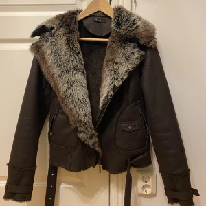 Skinnjacka - En brun skinnjacka med pälsliknande krage :) 200kr exklusive frakt men pris går att diskutera! Skriv om du har några frågor☺️