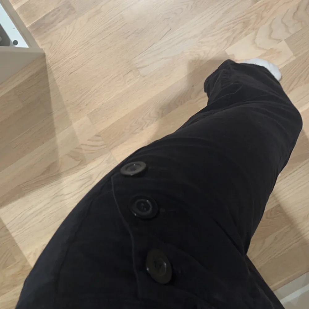 Ett par low-waist byxor som  är köpta på second hand med knappar vid fickorna. Det är en storlek 36 men passar på mig som är en 34💕. Jeans & Byxor.