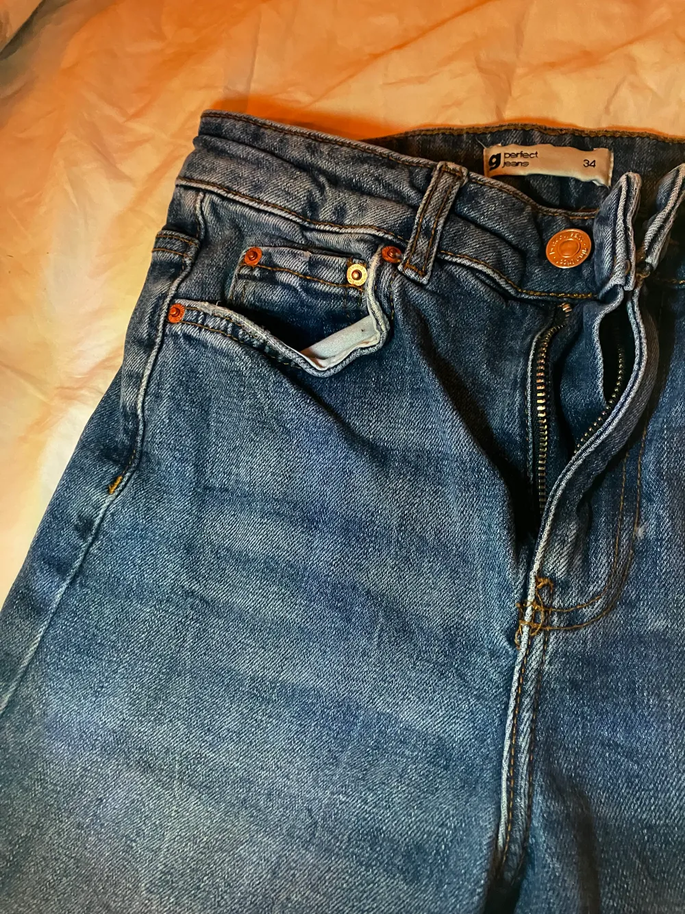 Dem här jeansen är för Sköna och bekväma❤️ men säljer dem för att jag har så många jeans ( Andvänd 3 gånger . Jeans & Byxor.